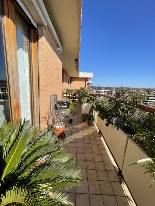 Bright 3-bedroom top floor apartment with terrace Ardeatina - image 8