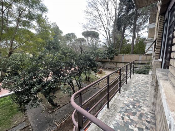 Elegant 4-bedroom apartment near Villa Torlonia - image 1