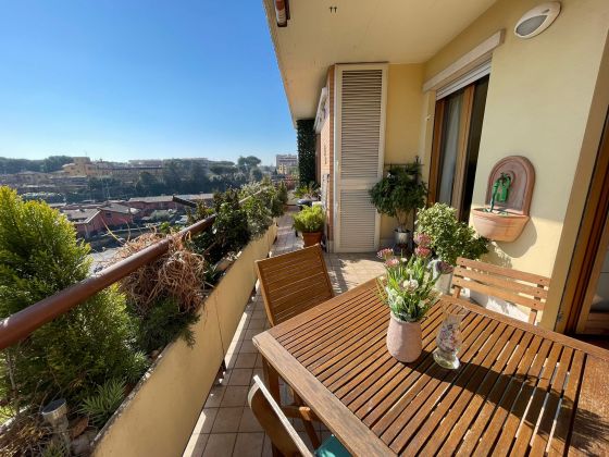 Bright 3-bedroom top floor apartment with terrace Ardeatina - image 1