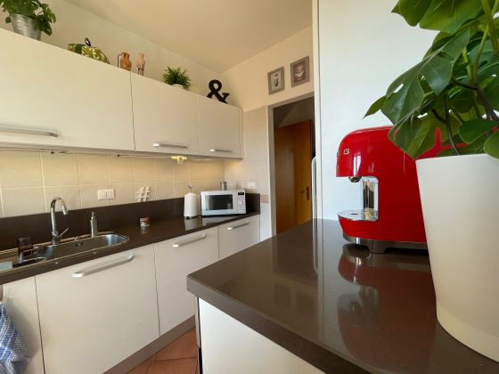 Bright 3-bedroom top floor apartment with terrace Ardeatina - image 6