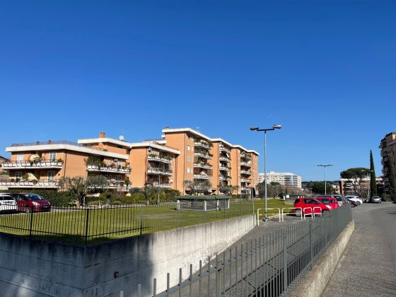 Bright 3-bedroom top floor apartment with terrace Ardeatina - image 22