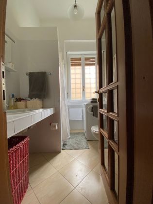 Rome, Italy: Sunny furnished apartment for rent in elegant Parioli area - image 14
