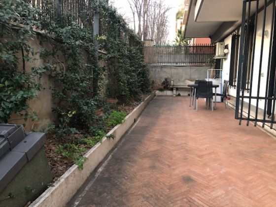 1-bedroom flat (behind FAO) with large patio - image 9