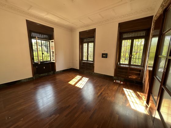Elegant 4-bedroom apartment near Villa Torlonia - image 3