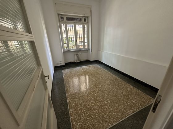 Elegant 4-bedroom apartment near Villa Torlonia - image 8