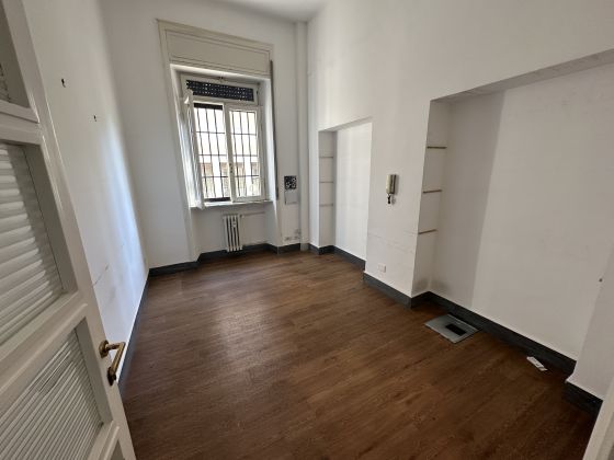 Elegant 4-bedroom apartment near Villa Torlonia - image 14