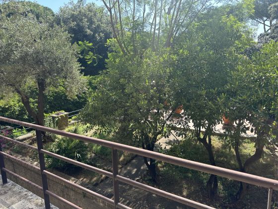Elegant 4-bedroom apartment near Villa Torlonia - image 15