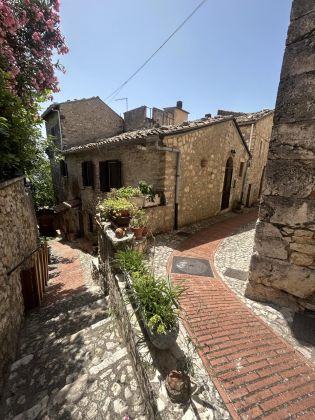 PRIVATE SALE: Stone house with brick fireplace in historical centre of Veroli (FR). Great holiday home! - image 1