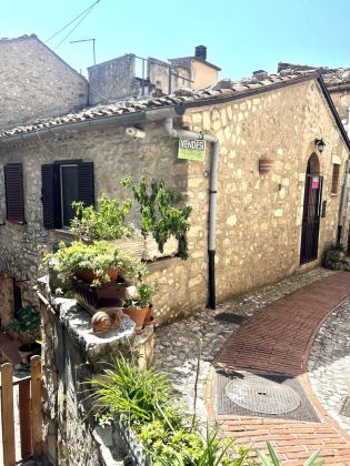 PRIVATE SALE:  Stone house with brick fireplace in historical centre of Veroli (FR). Great holiday home! - image 3
