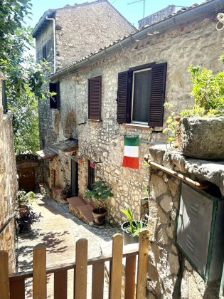 PRIVATE SALE: Stone house with brick fireplace in historical centre of Veroli (FR). Great holiday home! - image 10
