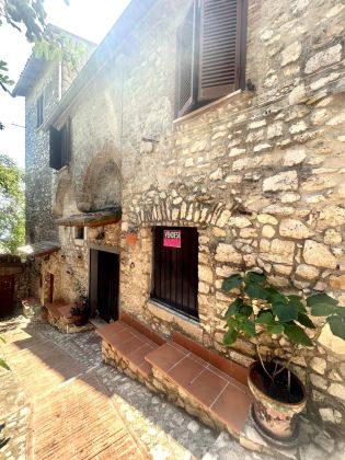PRIVATE SALE:  Stone house with brick fireplace in historical centre of Veroli (FR). Great holiday home! - image 11