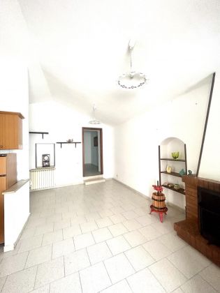 PRIVATE SALE: Stone house with brick fireplace in historical centre of Veroli (FR). Great holiday home! - image 21