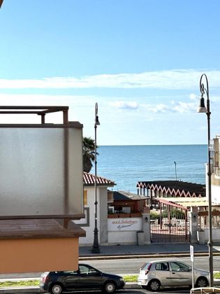 OSTIA LIDO - Bright 2 bedroom apartment at the beach! - image 9