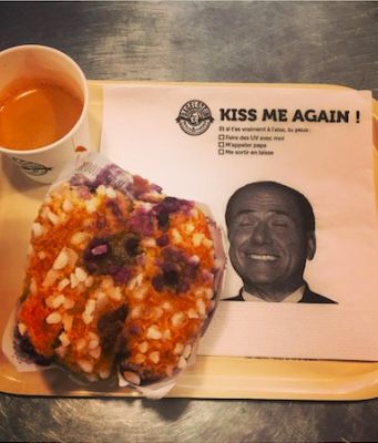 Kiss me again. Berlusconi at Bagelstein's