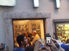 Pope Francis pays surprise visit to opticians on Via del Babuino.