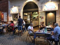 Yesh Shenì kosher fast food in Rome