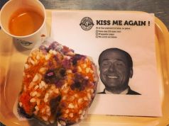 Kiss me again. Berlusconi at Bagelstein's