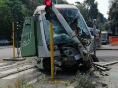 Tram derails in Rome