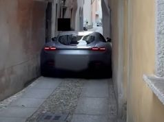 Ferrari 'Roma' gets stuck in narrow alley