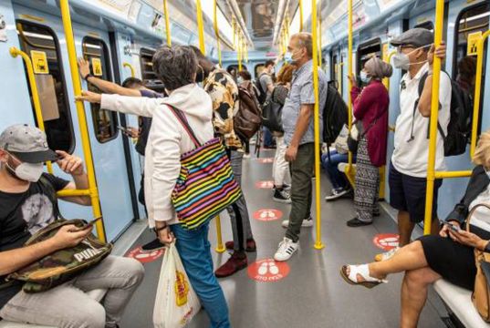 Covid: Italy extends mask mandate on public transport