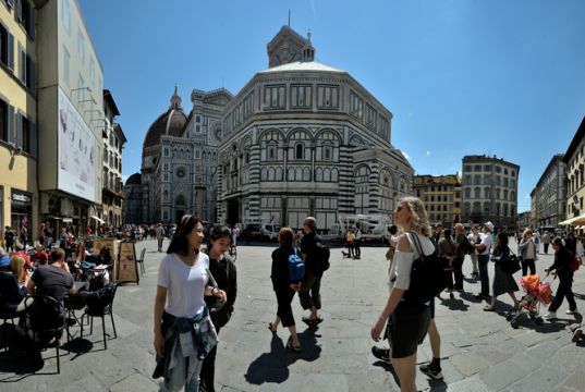 Florence orders air-conditioned shops to keep doors shut