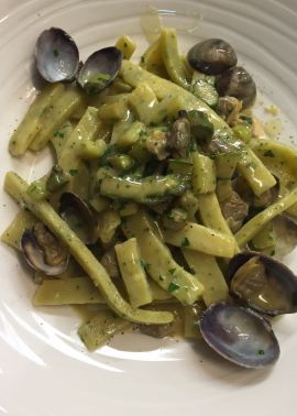 Pasta con vongole e asparagi