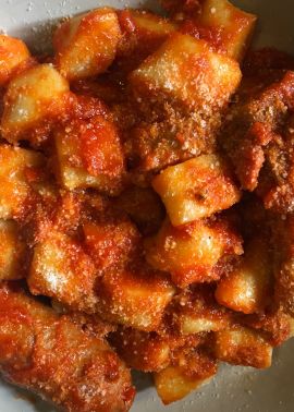 Rome recipe: Gnocchi con sugo di salsiccia e spuntature