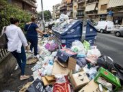 Doctors issue health warning over Rome trash