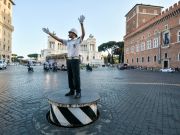 Rome sees return of traffic conductor's podium in Piazza Venezia