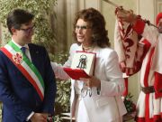 Sophia Loren receives the keys to Florence