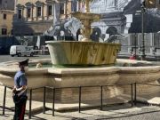 Tourists fined for bathing in historic Rome fountain