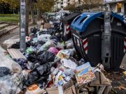 Rome residents asked not to wrap Christmas gifts amid trash crisis