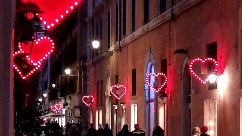 Rome street lights up with love for Valentine's Day. Πηγή: Wanted in Rome