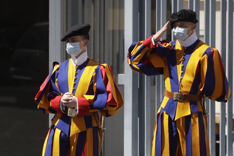 Vatican: Swiss Guards wear masks for first time - Wanted in Rome
