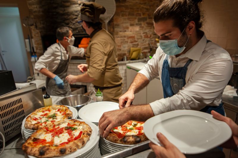 L’Italia deciderà di rimuovere le regole delle mascherine dopo Pasqua