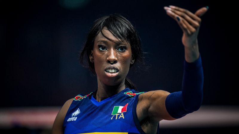 La estrella del voleibol italiano Paola Econu cumple condena por racismo