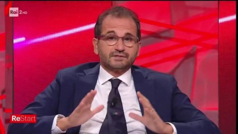 Wakil menteri kesehatan Italia menghadapi seruan untuk mengundurkan diri karena vaksin covid r