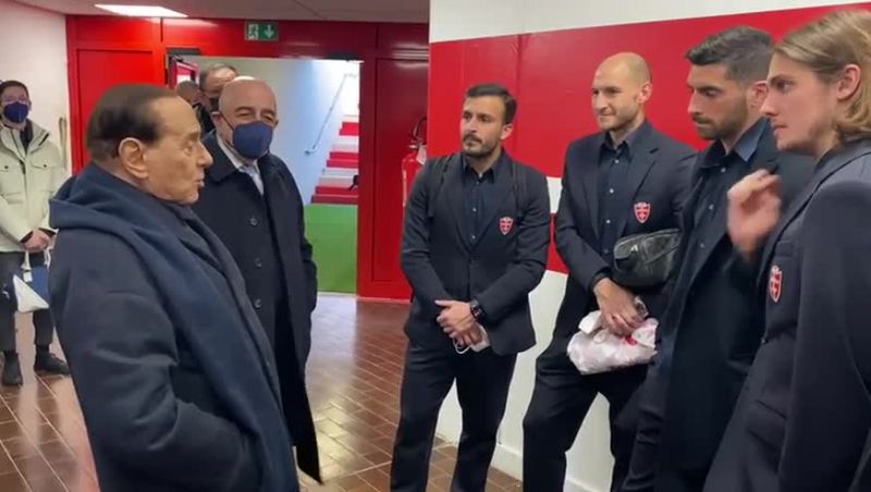 Berlusconi menjanjikan pemain Monza ‘busload of hookers’ jika mereka mengalahkan bi