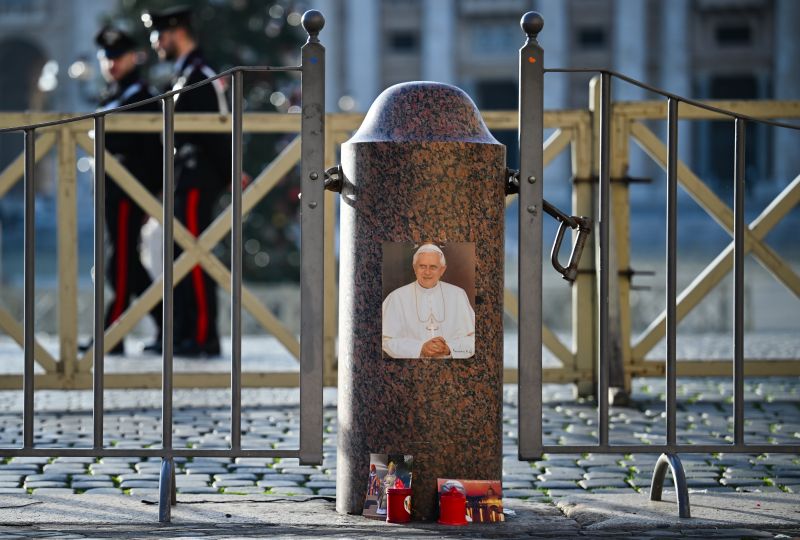 Paus Fransiskus akan memimpin pemakaman Benediktus XVI pada 5 Januari