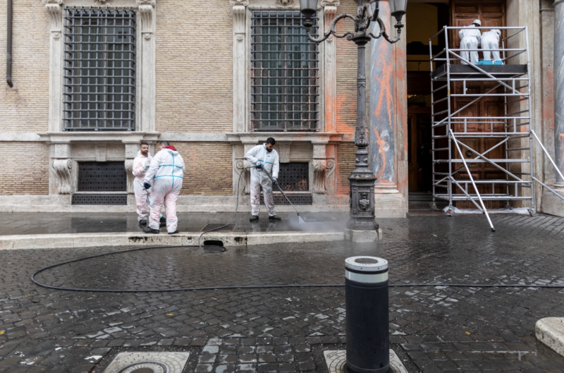 Attivisti italiani per il clima affrontano un processo per aver dipinto il Senato