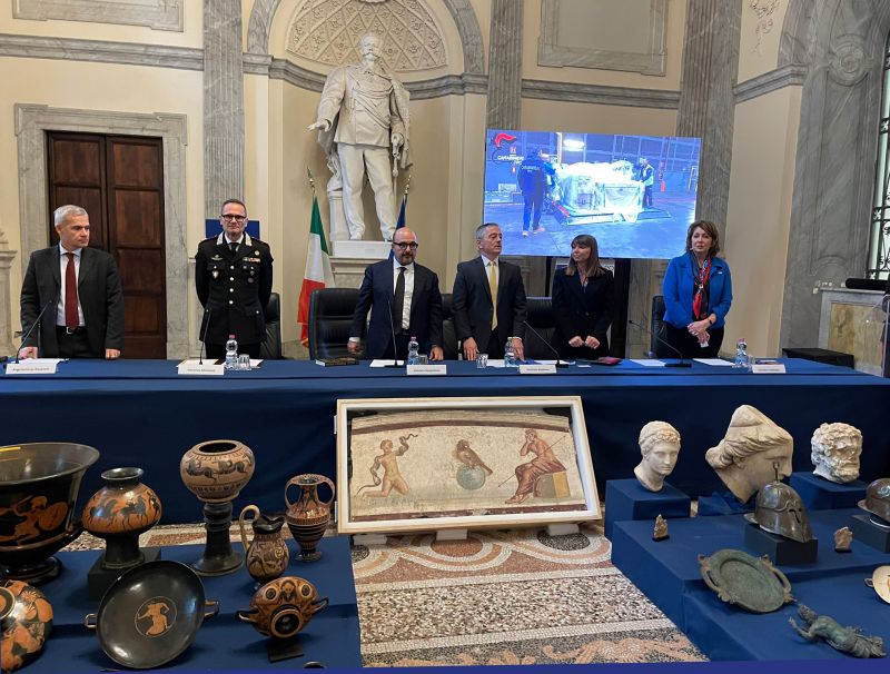 AS mengembalikan barang antik curian senilai  juta ke Italia