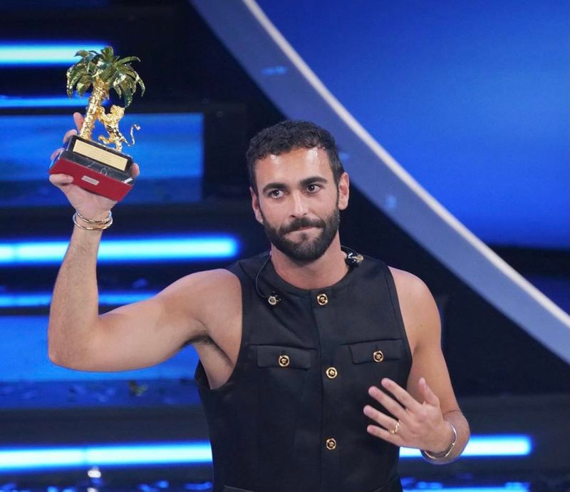 Marco Mengoni memenangkan kontes lagu Sanremo Italia
