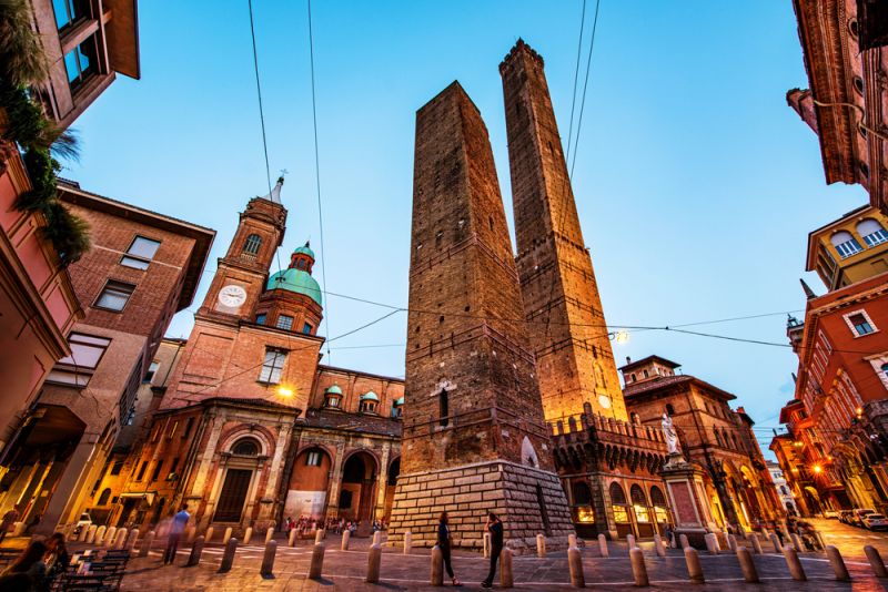 Esperto: La torre pendente di Garicinda nella città italiana di Bologna è a rischio di crollo