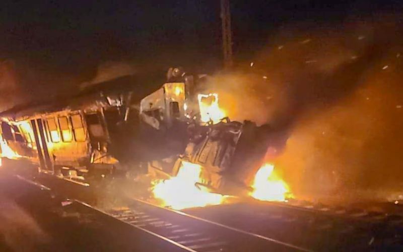 Dos muertos al chocar un tren con un camión en el sur de Italia